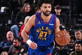 易游体育-穆雷连续二十场比赛得分超过关键助攻，湖人挑战极限！的简单介绍