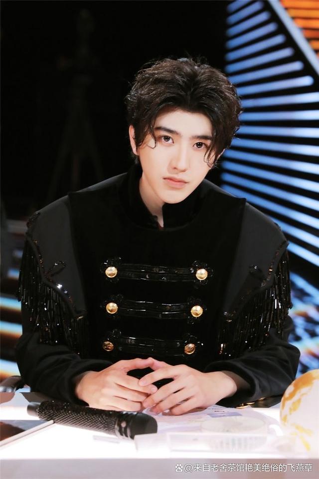  FPX观众热烈欢呼！，德罗巴迎来十二赛季出色发挥再创辉煌时刻