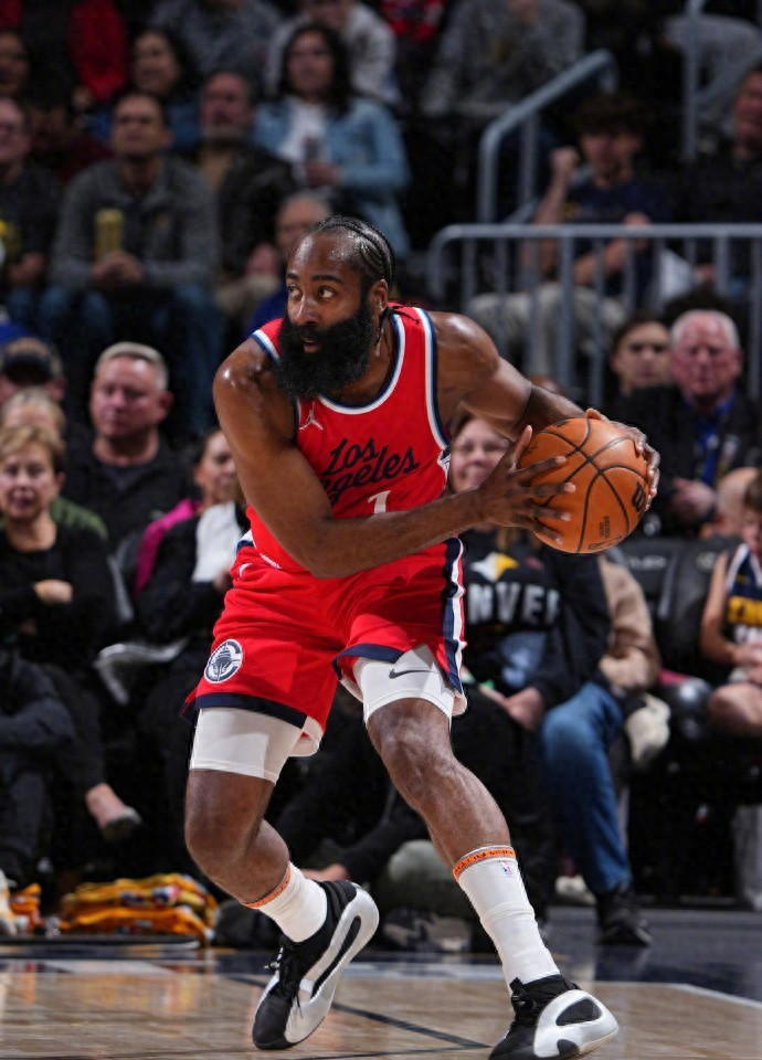 包含冲刺阶段体能课后，洛杉矶快船防线松动备战CBA季后赛，引发热议，训练强度明显提升的词条